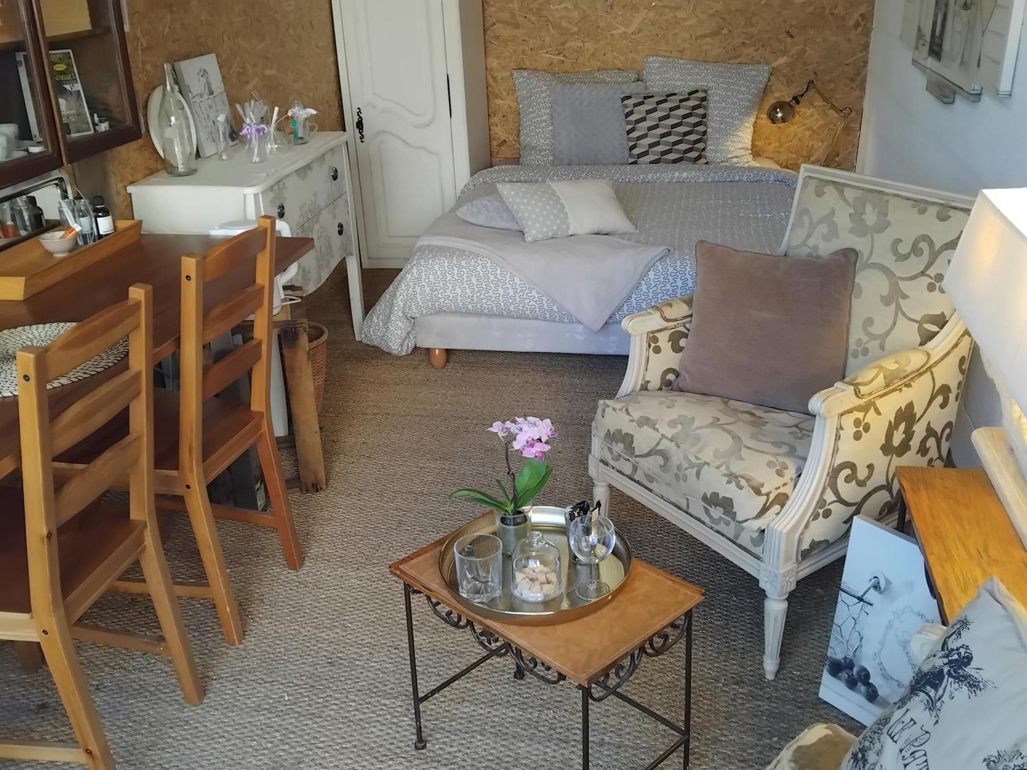 Le Laboratoire Shabby Chic De La Parfumerie Du Manoir Chavagne Exterior photo