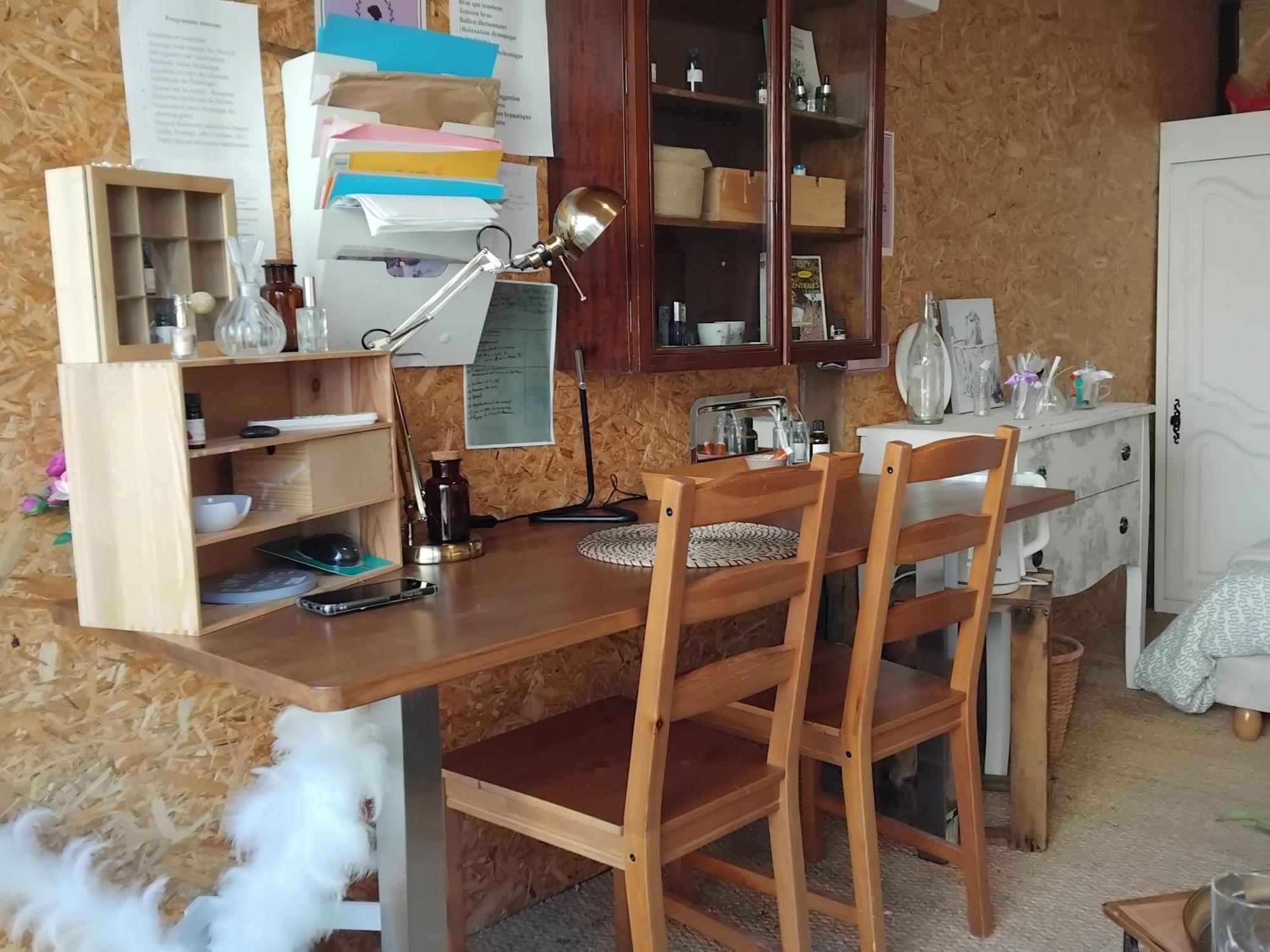 Le Laboratoire Shabby Chic De La Parfumerie Du Manoir Chavagne Exterior photo